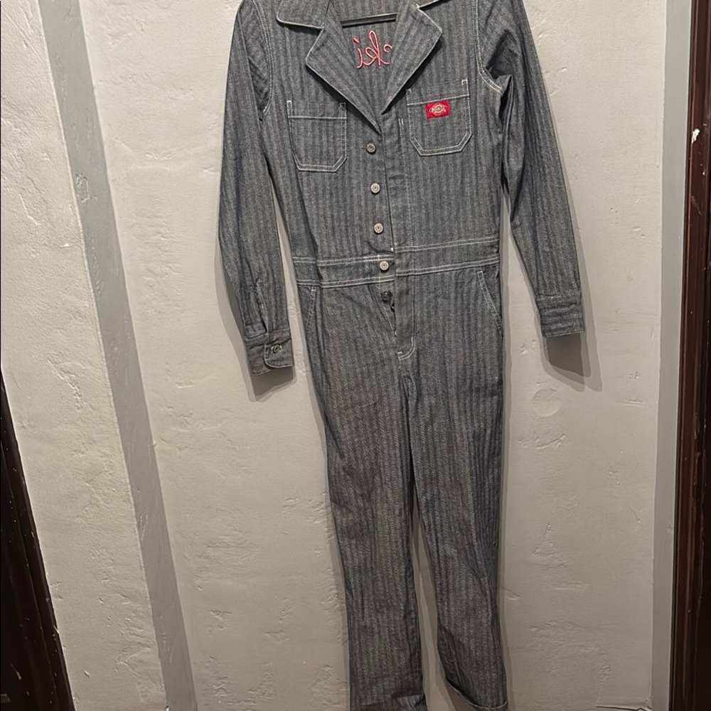 Coverall women dickies true to size 
Maybe worn once